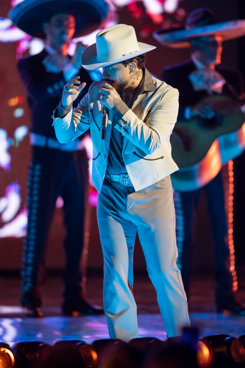 PremiosJuventud's tweet photo. 🌵 Pura emoción en el escenario. Christian Nodal nos eriza la piel cantando Amé. 🎤✨ #PremiosJuventud https://t.co/byjiVinVXX