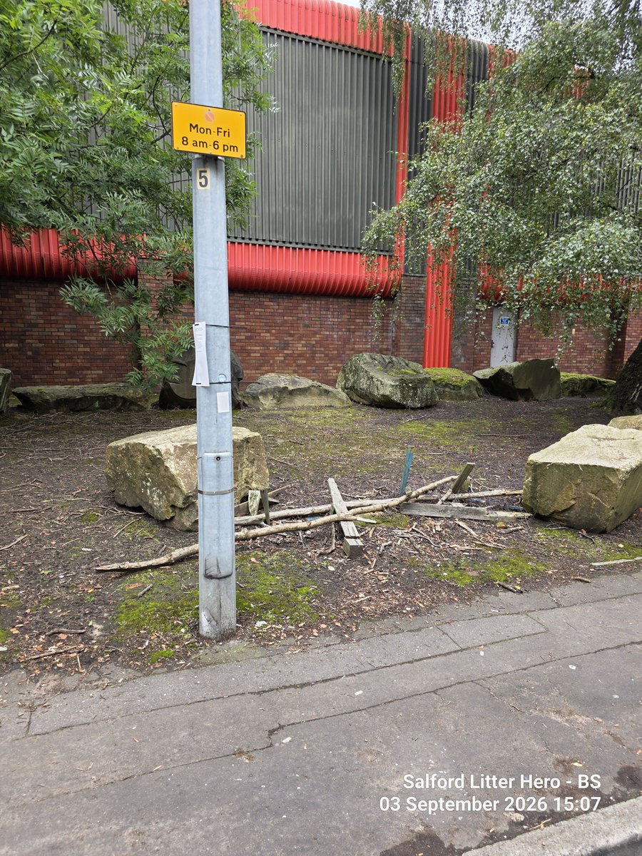 LitterGrockle's tweet photo. Hey @SalfordCCHelp can you have streetscene clear this wood/damaged pallets on Ohio Avenue at the side of Bestway.  

///invite.spoil.bugs https://t.co/ENM2L3kYTY