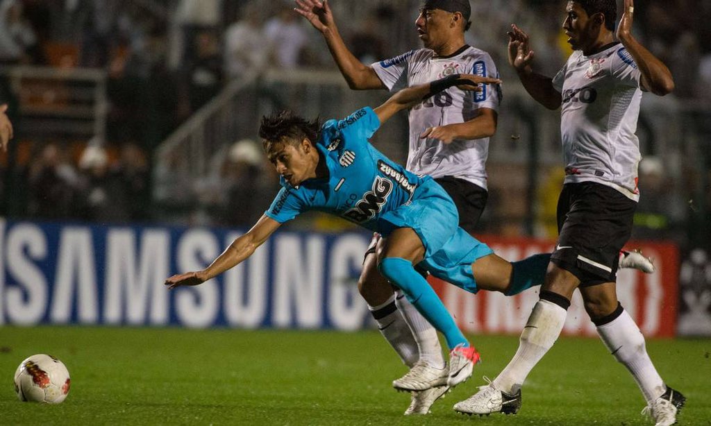 erreaga77's tweet photo. @Patito_Junior @ptro_1912 Eliminamos voces em uma semi final de libertadores com o jogador que hoje é maior que seu clube. 

Fizemos 7x1 em voces pra sermos campeões brasileiros em 2005. 

Nao é so paulistinha, e mesmo sendo paulistinha... nem isso voces ganham. 🤷🏻‍♂️ https://t.co/7JM2Gsm7to