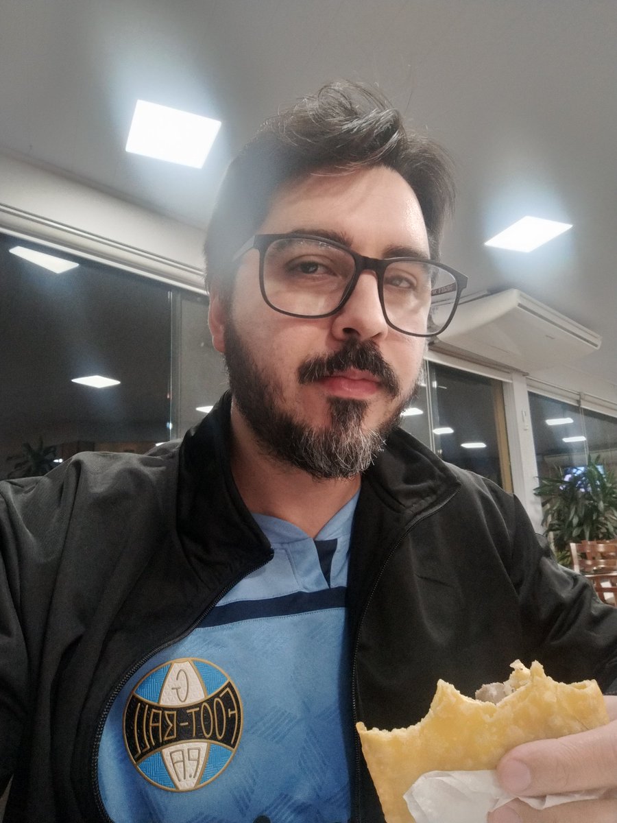 raulccarvalho's tweet photo. comendo um pastel sozinho no meio da noite em posto de beira de estrada no caminho de casa após um longo dia de trabalho porém feliz pelo meu tricolor https://t.co/no050QM03T