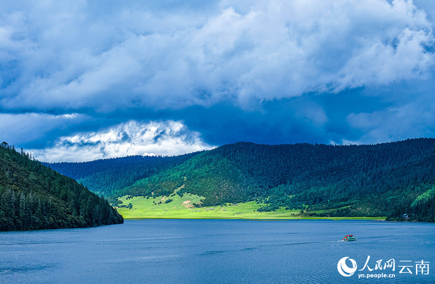 PDChinaLife's tweet photo. Explore Potatso National Park in early autumn

In early autumn, Potatso National Park in Diqing Tibetan Autonomous Prefecture, Shangri-La, southwest China's Yunnan Province, is a feast for the eyes. Crystal-clear alpine lakes lie nestled in the valleys, reflecting blue skies and drifting clouds. Wildflowers dot the vast alpine meadows, while winding streams and leisurely strolling visitors along the walkways complete the magnificent scene.

Located in the heart of the Three Parallel Rivers of Yunnan Protected Areas, which is a UNESCO World Natural Heritage Site, Potatso National Park boasts exceptional high-altitude ecological resources, with diverse landscapes ranging from lakes and wetlands to forests and meadows, as well as river valleys and streams. It is home to numerous rare plants and animals and boasts rich biodiversity. The park is a vital biodiversity reserve and ecological security barrier for Diqing Tibetan Autonomous Prefecture, playing a key role in maintaining ecological balance and safeguarding ecological security in northwestern Yunnan.