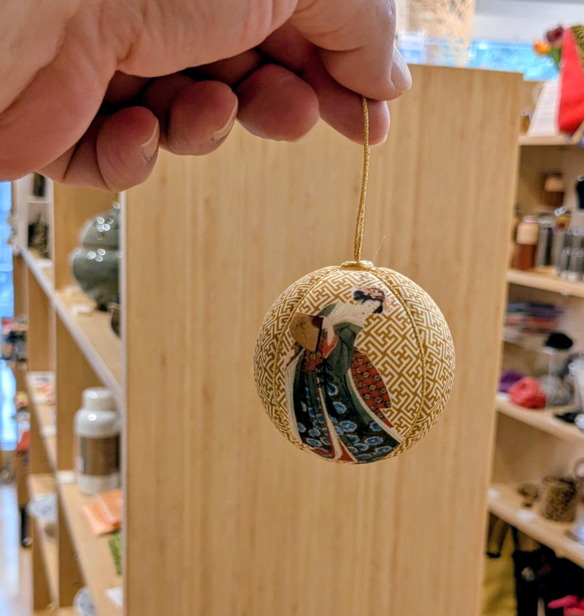 mabysoshite's tweet photo. 桑田佳祐さんがライブでギターに付けてくださっていたボールが、本日再々入荷いたしました♪　只今ご連絡を頂いた方々には連絡をさせていただいておりますが、ご希望の方はご連絡を頂ければ幸いです。
　　数には限りがありますので、足りなくなった場合はご予約をお受けいたします。 https://t.co/DmT95c4GVS