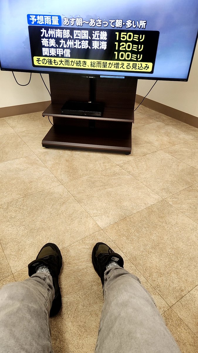 Life_is_overr's tweet photo. メンクリの床とテレビ https://t.co/WWoaasBqrX