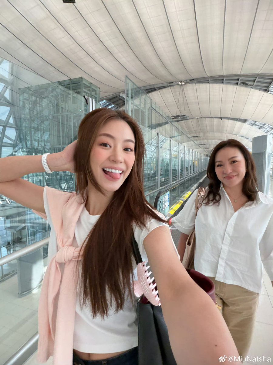 mlformiulena's tweet photo. miu weibo update with mommy and paditoby 🐶

#miunatsha #หมิวณัชชา https://t.co/pmToSghZ5h