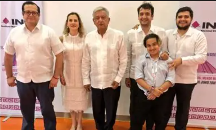gotradcamp's tweet photo. @Hctor14263676 Estos también han comido de tus impustos y no tienen llenadera. https://t.co/u1cAJhWuqD