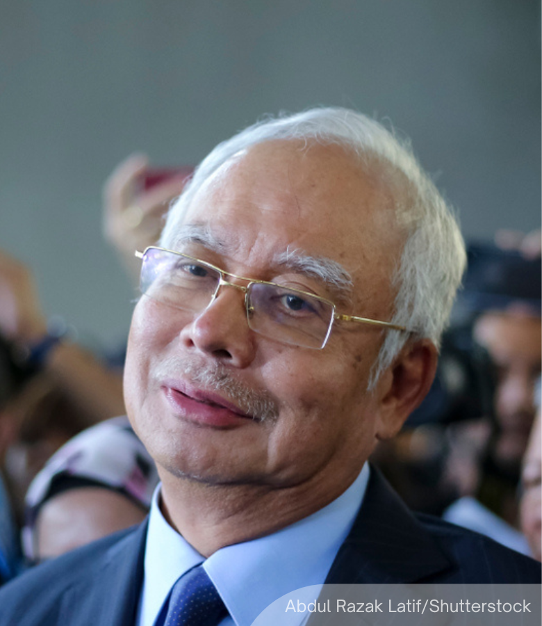 NewsBFM's tweet photo. 🚨 JUST IN : The Court of Appeal has granted ex-PM Najib Razak and his son, Nazifuddin, a stay on bankruptcy proceedings over unpaid taxes of RM1.7 billion and RM37.6 million respectively.

A three-member bench unanimously overturned the KL High Court’s decision, citing serious legal issues including potential double taxation and time-barred debt.

This allows their appeals for assessments from 2011 to 2017 to proceed before the Special Commissioners of Income Tax.