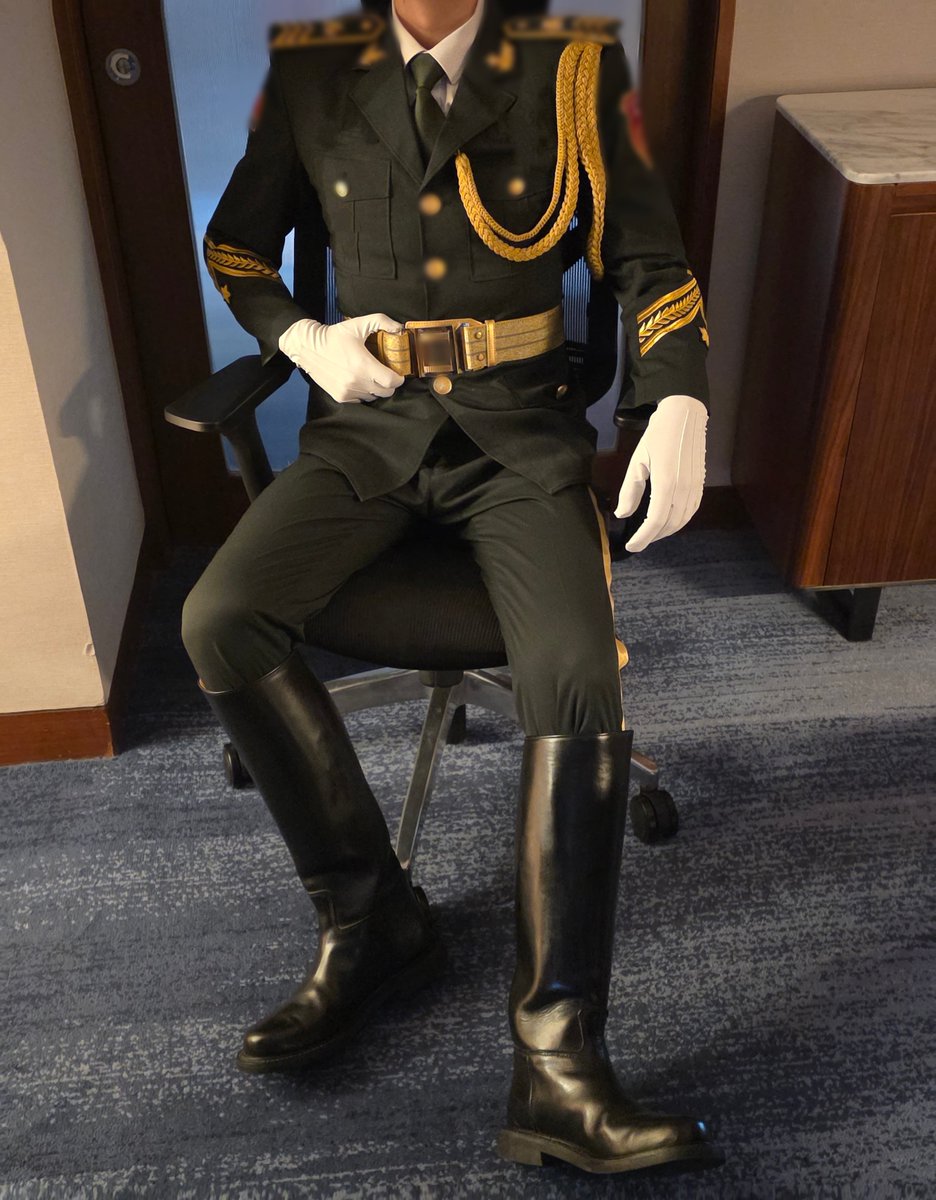 thisisAlexyeah's tweet photo. 🎂🎂🎂生日！小狗来给伪s舔舔马靴😎 #马靴 #马靴男 #制服 #伪s #反差 #1m #伪s #gooner #fetish #boots #leatherfetish https://t.co/lNEj7E4N10