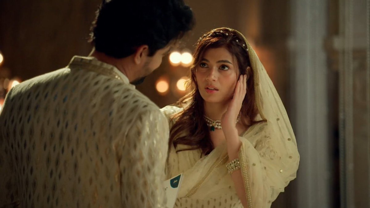 bhoomandla_srav's tweet photo. Noticing tiny details haider miya pyar tho ho raha hai izhar bhi kar lijiye aur maher ka picha chodiye 🤩
#seherhonekohai #haisha https://t.co/yDtFYXW9K7