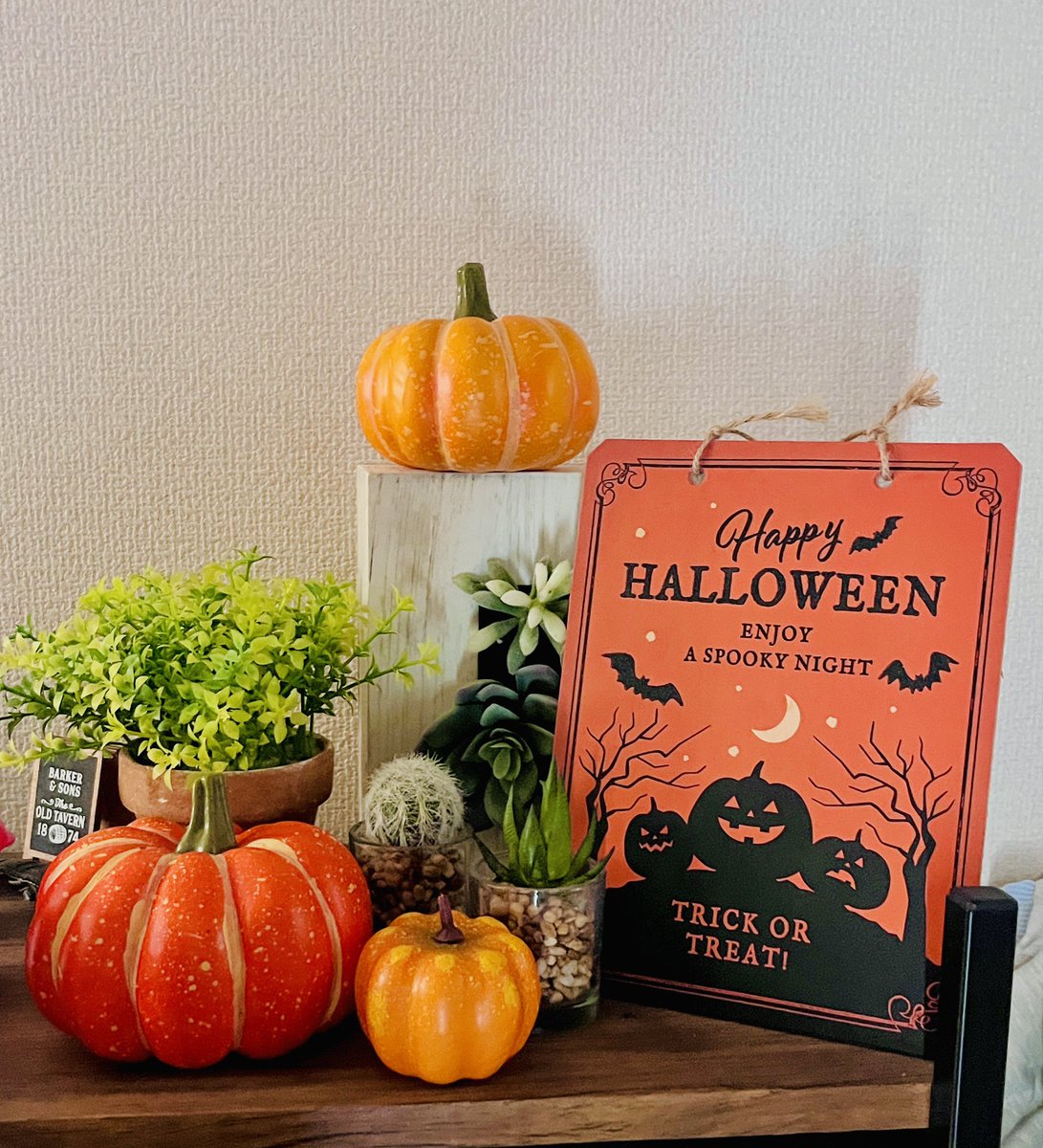 fudetukai's tweet photo. 【時短】ハロウィン��飾り付け🎃🍁

来年配置を考えなくて良いように写真残す📸✍️
★時間かけない（30分程度で⏰）
★小物は小さい物を大量よりも、大きめの物を主役級にドーン
★沢山飾り過ぎない（片付けが大変になる📦）

写真：1枚目から玄関、階段窓、キッチン食洗機上、天窓(高窓) https://t.co/qW2HLrSRvo