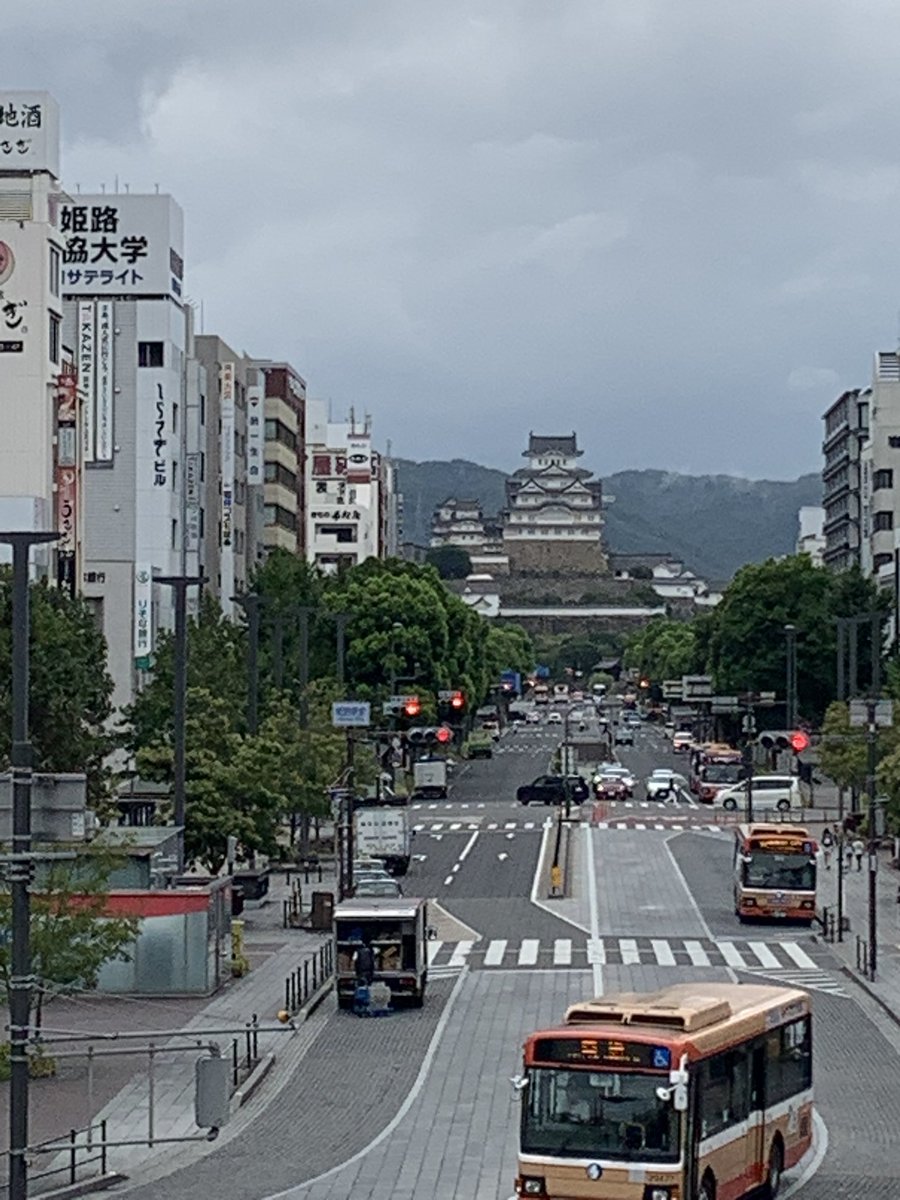 kadensha's tweet photo. ジュンク堂書店姫路店様、新刊話題書コーナーに積んでいただいております！
追加ご注文もいただきました。
あの、県知事選からまもなく2年。あの、姫路の夜。デッキ周辺を埋め尽くす群衆。詳しくは、赤本堀内ゅいさん、青本尾形聡彦さんの章で！
#兵庫県政問題運動篇
#兵庫県政問題言論篇 https://t.co/4AONRiuSGy