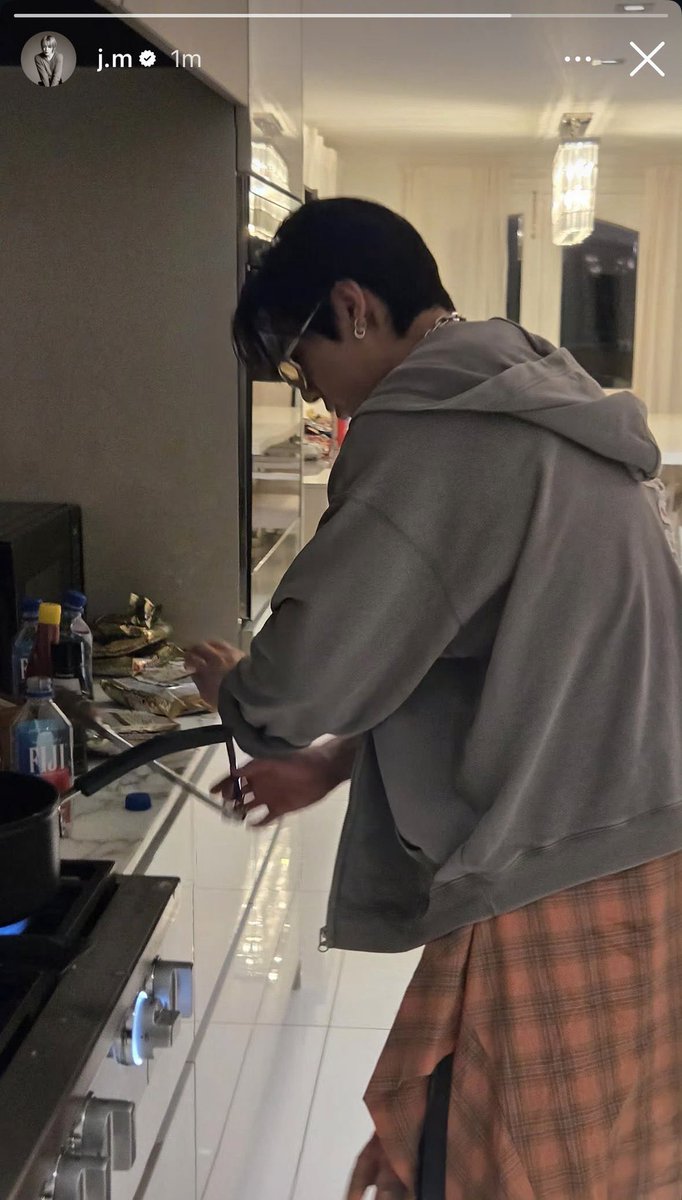 rwjwcts's tweet photo. jikook au onde… 

o príncipe da dior assume sem querer seu relacionamento com o rapper do momento https://t.co/gIxOeMZ4jc