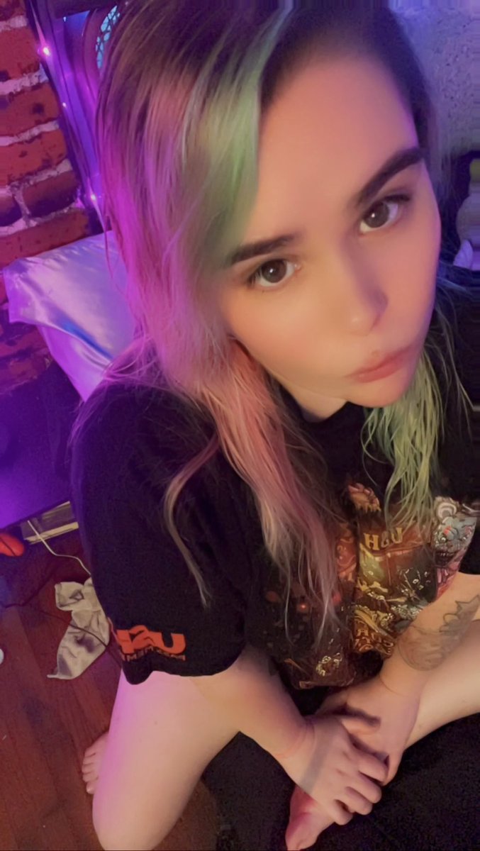 AmberxMistz's tweet photo. 💜Your favorite little distraction 💚
#altgirl #stonergirl #gamergirl #onlyfans #onlyfansgirl #of #altmodel #stoner #fyp #linkinbio https://t.co/aGSa876oFd