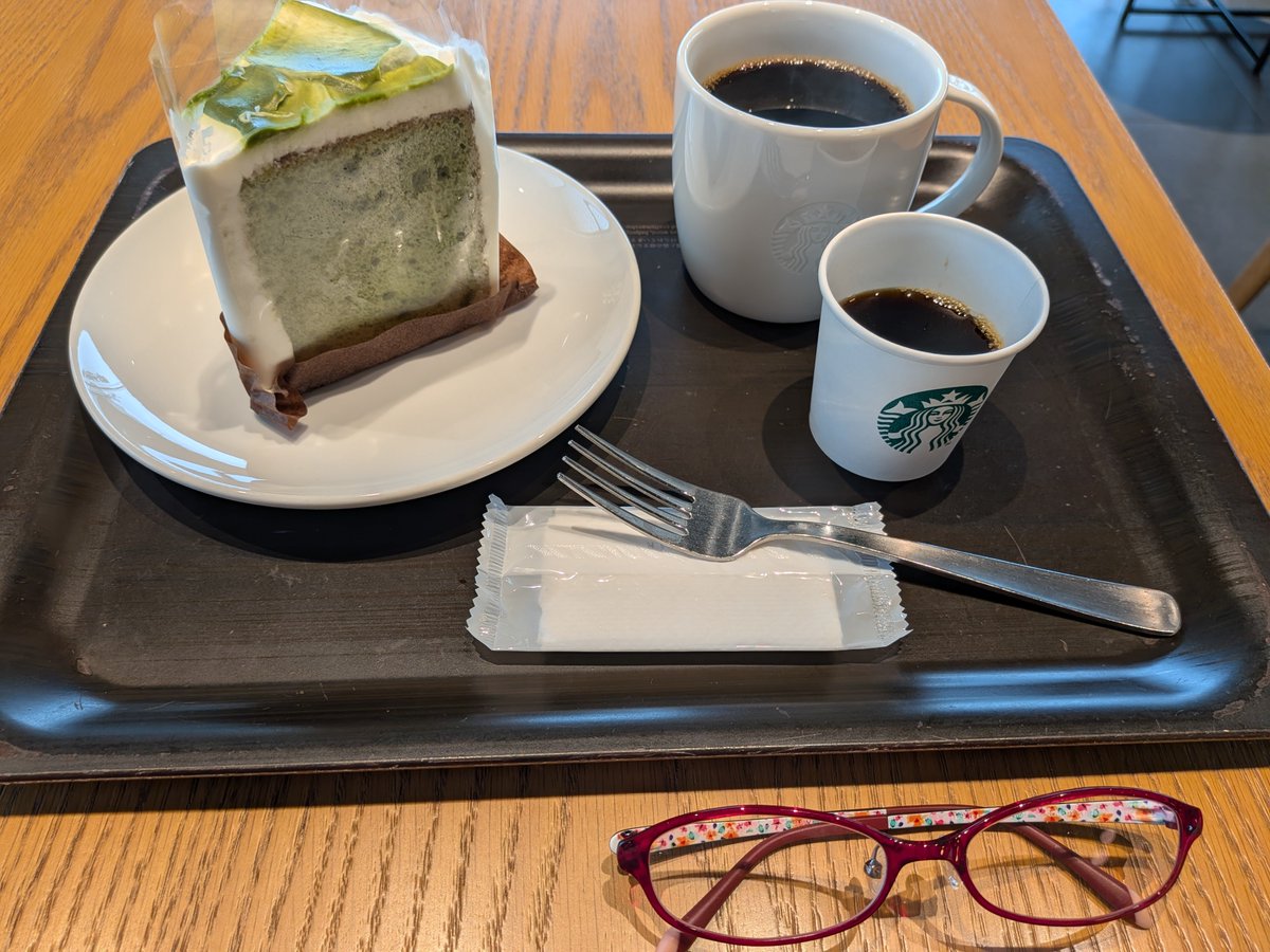 puddingtamako's tweet photo. 用事の前にスタバ行っちゃった
来ちゃった
土日は込み込みだけど平日昼間は勉強してる人ちらほら　お仕事相手と来てる人ちらほらの穴場落ち着く場所でした
これはよい！また本とか持ってこよー！！実は喫茶店で本を読むことに憧れがあります　
シフォンにしたよー
クリームに頼らないシフォンは好み https://t.co/yqLUU3A7rj