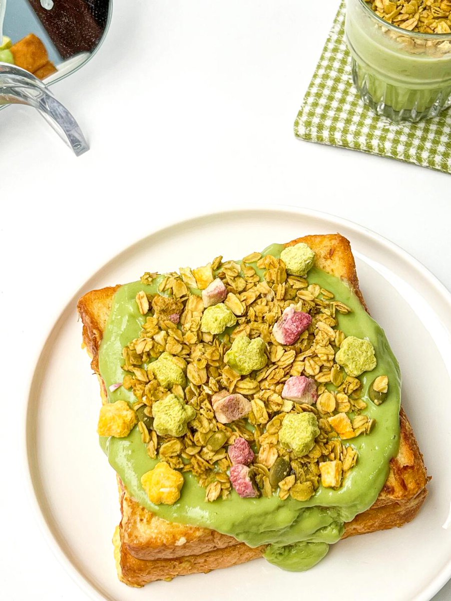 ClaraHenocque's tweet photo. Warm avocado toast with a sprinkle of chili flakes—my 10-minute morning vibe just hit different.， https://t.co/rIGACzXrAX