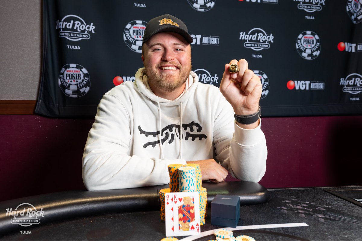 TulsaHardRock's tweet photo. A mystery solved at the @WSOP Circuit Tulsa stop! ✉️ 

Event #10: $400 NLH Mystery Bounty
🥇: Tanner Griffith
💰: $4,867 (plus $1,670 in bounties)
🎟️: 77 Entrants

📸: @RachKayPhoto / @8131_Media https://t.co/imDJtHsF14