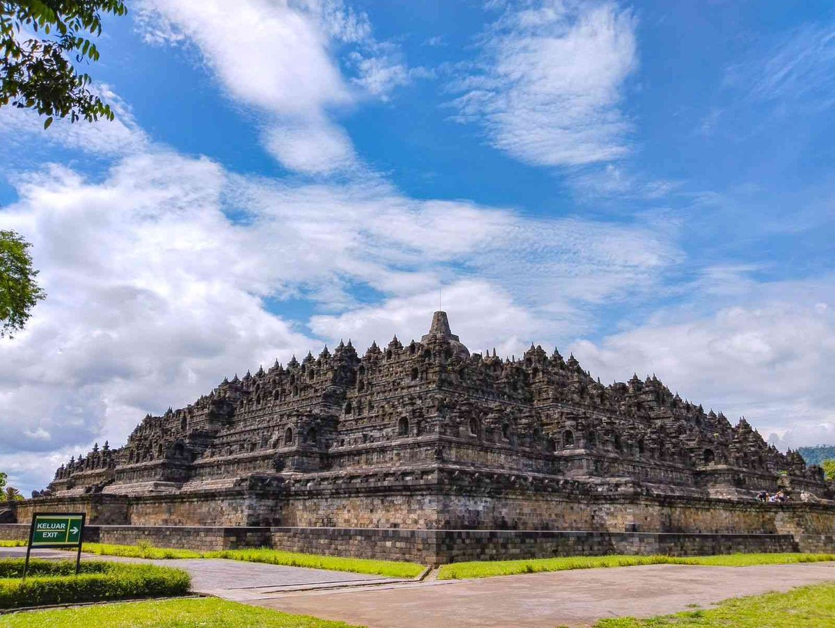 suwondo99's tweet photo. Lo tau nggak, Borobudur itu candi Buddha terbesar di dunia... tapi sampe sekarang, 

GA ADA satupun prasasti yang bilang "gue yang bikin ini, tanggal segini." 

Zero. Nihil. Kosong.

Aneh kan? 

Bangunan sebesar itu, tapi identitasnya masih misteri. 

Gue bongkar https://t.co/rsxqqEv5Z5