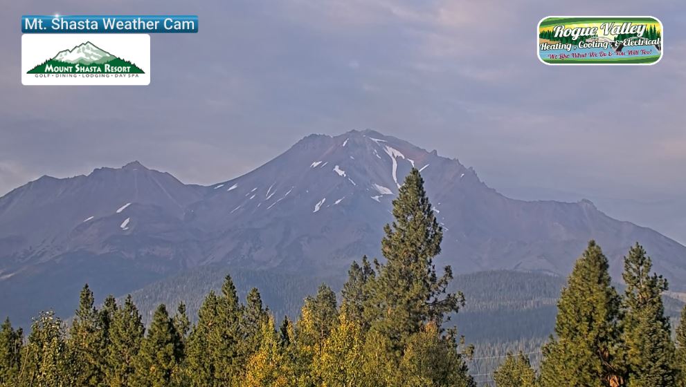 matthoffmanwx's tweet photo. There she is! Clouds have cleared and Mount Shasta is showing off the first snow of the season. Quite the difference from a couple of days ago! I captured the next photo back on Tuesday.
โฐ๏ธโก๏ธ๐๏ธ #MountShasta https://t.co/5u4RJUklCO