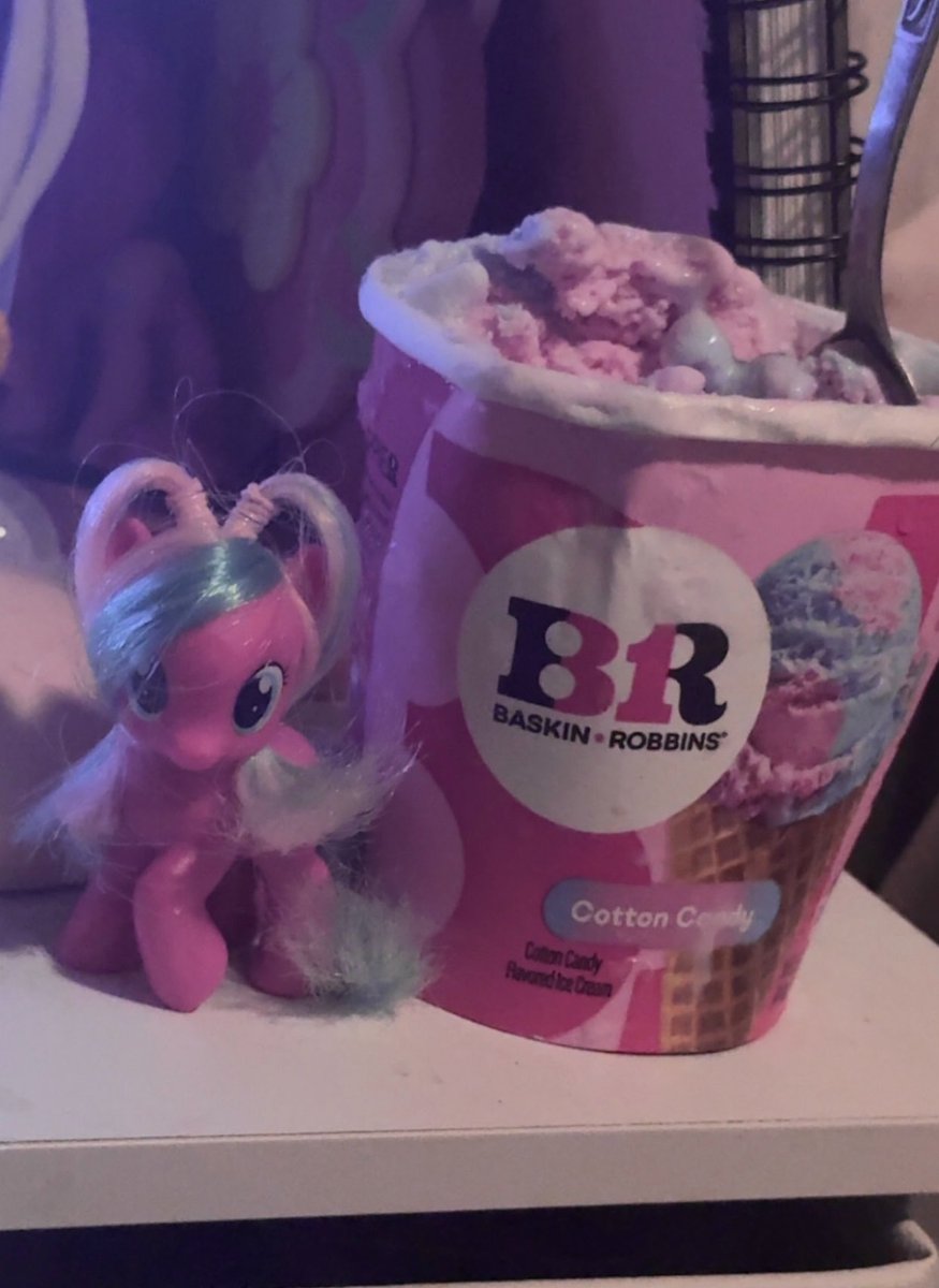 pinkaminaa's tweet photo. cute girl eat ice cream https://t.co/ACgXqbjYwf