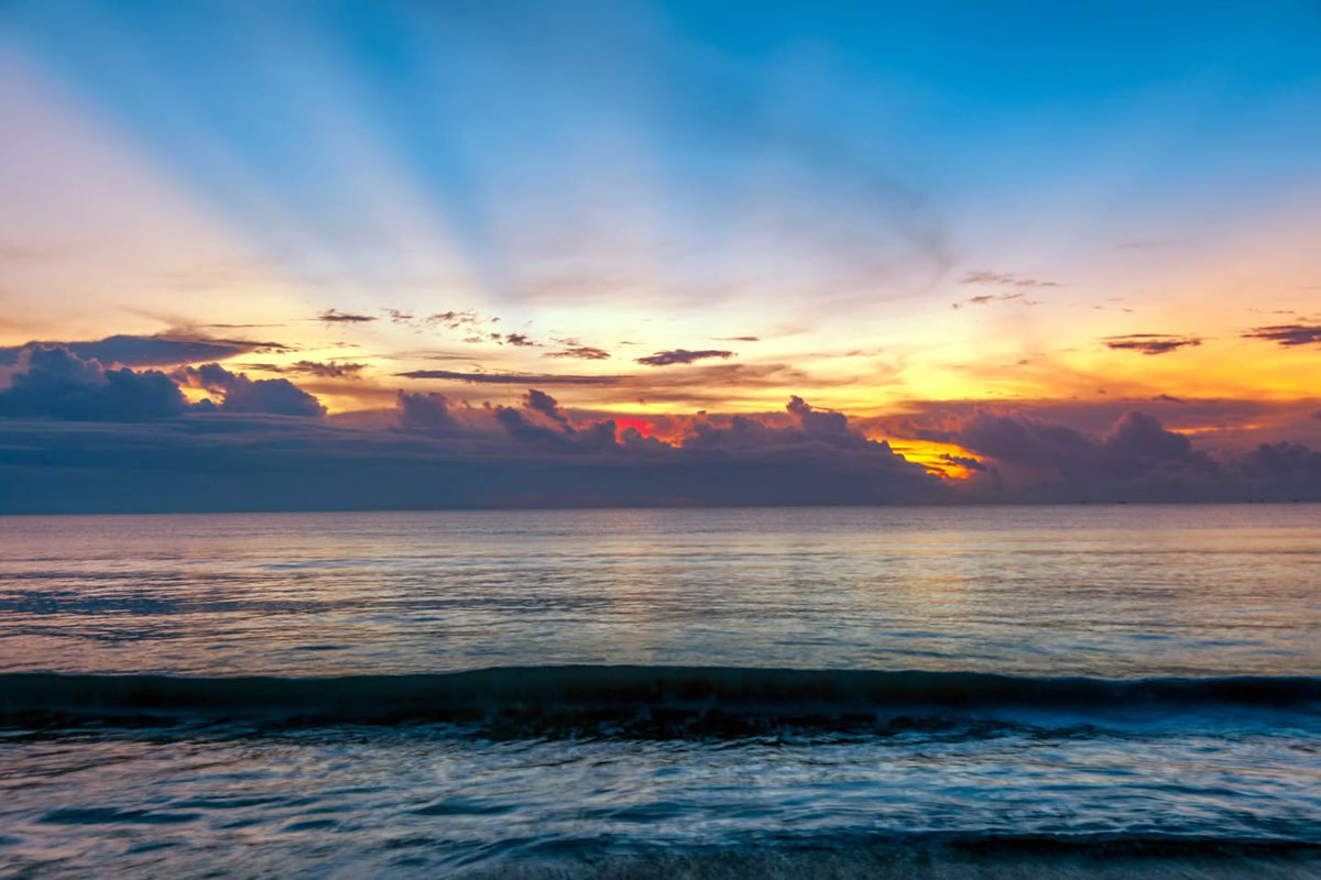 Jenfourtwo's tweet photo. Morning vibes by the shore. https://t.co/DaipPiiE9K