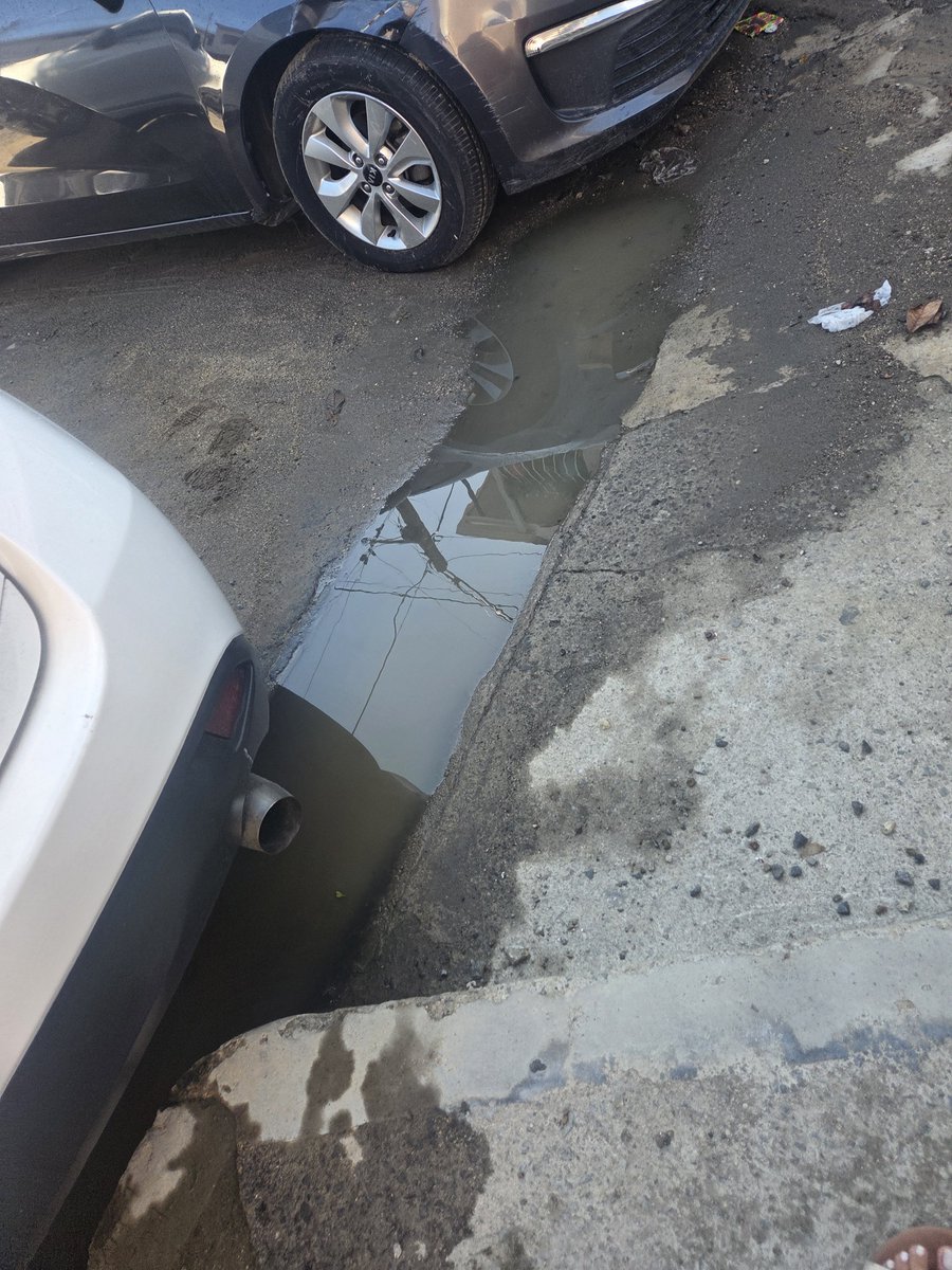 Ely_Paks's tweet photo. Quien asume la responsabilidad ante el accidente? Si no esta lleno cuando hacen la inspeccion no hacen nada y otra sacando el agua de la lavadora a la calle quien regula eso?  Si la alcaldia de Antiguo no hace nada al respecto. @AlcaldiaAntiguo https://t.co/fe28KGifCF