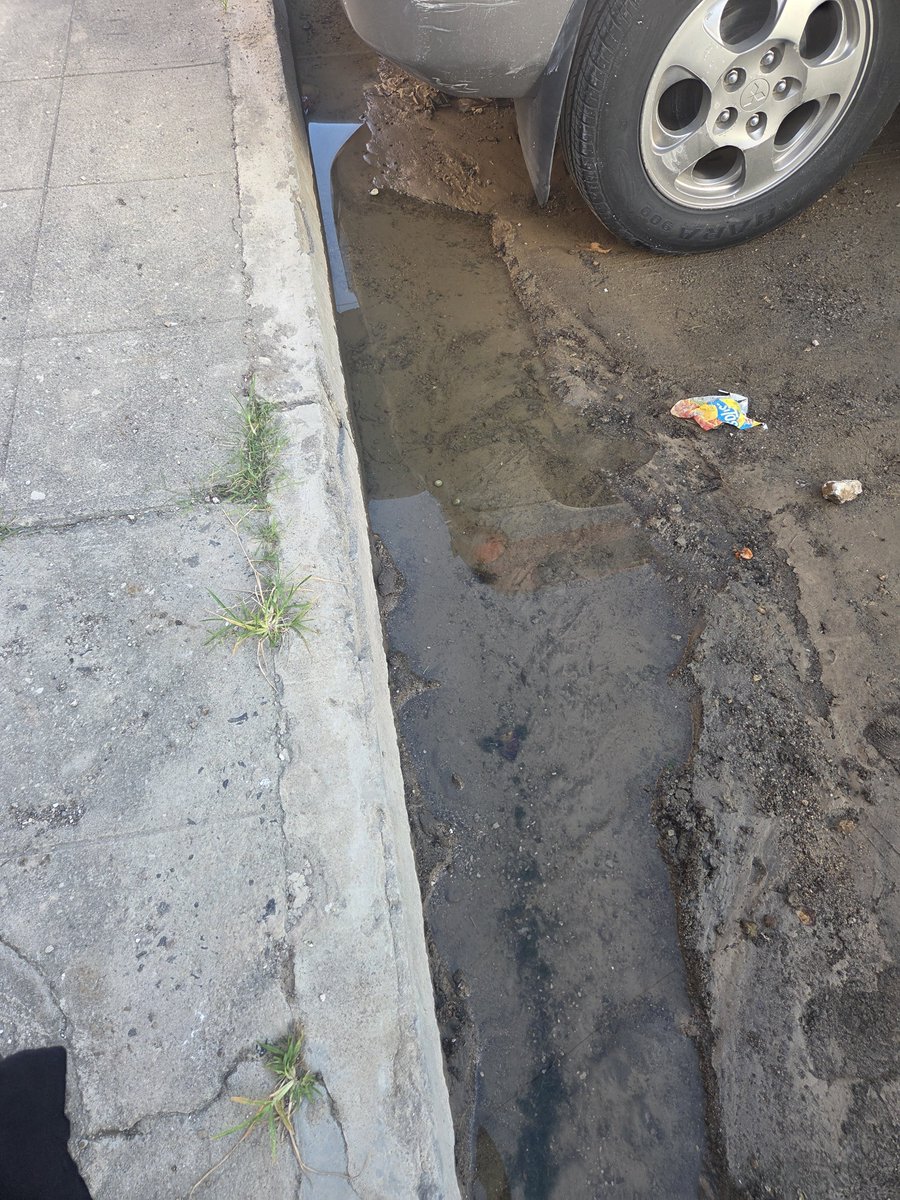 Ely_Paks's tweet photo. Quien asume la responsabilidad ante el accidente? Si no esta lleno cuando hacen la inspeccion no hacen nada y otra sacando el agua de la lavadora a la calle quien regula eso?  Si la alcaldia de Antiguo no hace nada al respecto. @AlcaldiaAntiguo https://t.co/fe28KGifCF