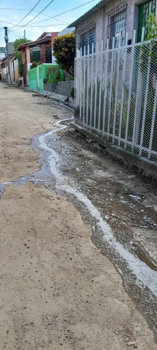 Ely_Paks's tweet photo. Quien asume la responsabilidad ante el accidente? Si no esta lleno cuando hacen la inspeccion no hacen nada y otra sacando el agua de la lavadora a la calle quien regula eso?  Si la alcaldia de Antiguo no hace nada al respecto. @AlcaldiaAntiguo https://t.co/fe28KGifCF