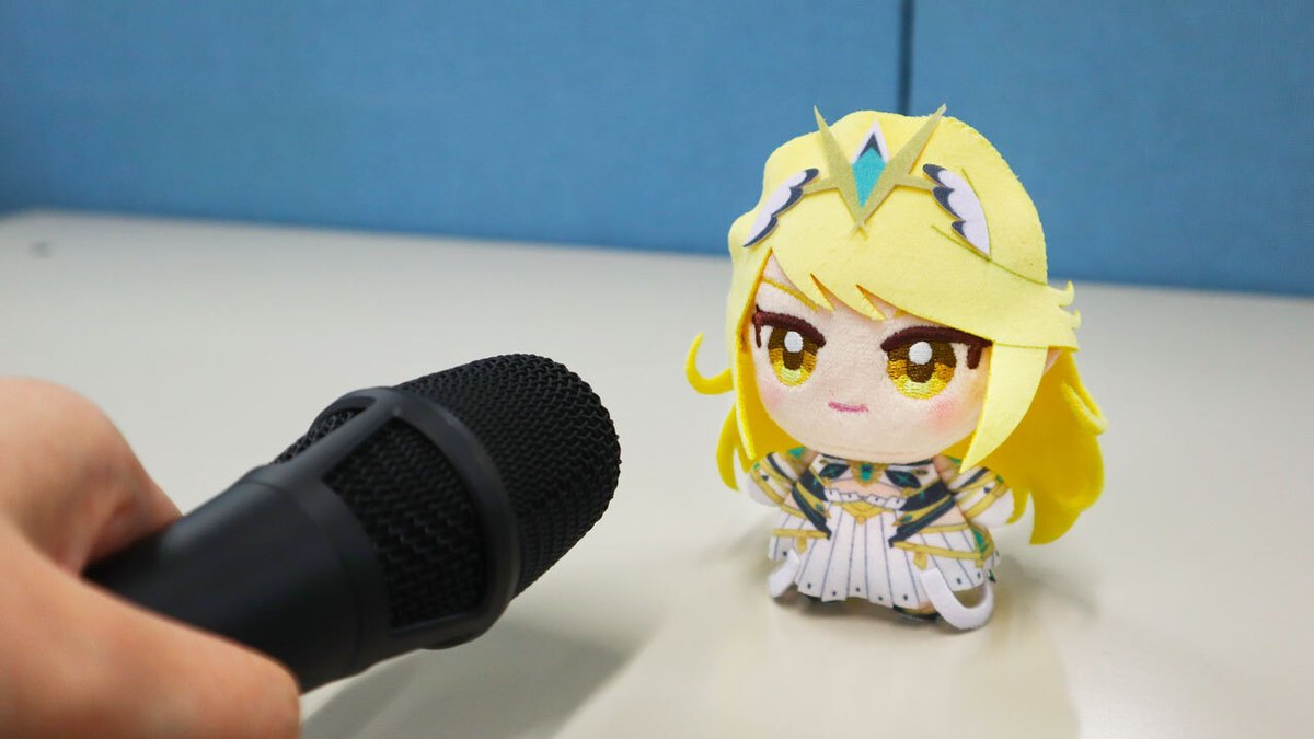 MONOLITHSOFT's tweet photo. 【これ聞いてみた】
開発スタッフに聞いてみたことを、不定期にゆるくお届けします。

▼今回の質問
ゲームを遊ぶとき、つい見てしまうポイントは？

▼スタッフの回答
「背景担当なので、物のスケール感をよく見ています。
サイズ感に現実感があるか、大きいものがしっかり大きく感じられるかなど、違和感なく成立しているかが気になります。」3DCGデザイナー

「キャラクターデザイナーなので、デザインも見るけど、それ以上にキャラクターの表情とか、仕草とか。ちょっとした仕草が”キャラクター”を作るんです。」2Dデザイナー

「キャラの足と地面の接地。調整の難易度が高く、ある程度のクオリティの切り捨てが余儀なくされる部分のため、遊ぶタイトルが何を取捨選択しているのか、気になって見てしまう。」アニメーター

「炎を上から見る。見た目が崩れやすい角度をどう解決しているか気になるため。」エフェクトデザイナー

「言葉選びと会話のテンポ感。特に、街に配置されてる人のセリフがどのくらい磨かれているか。ここが光っているゲームは他も光っている。」プランナー

開発者ならではのポイントがあるようですね！
普段は見逃しそうな部分にも、作り手のこだわりが詰まっているのかもしれません。
#モノリスソフトの日常