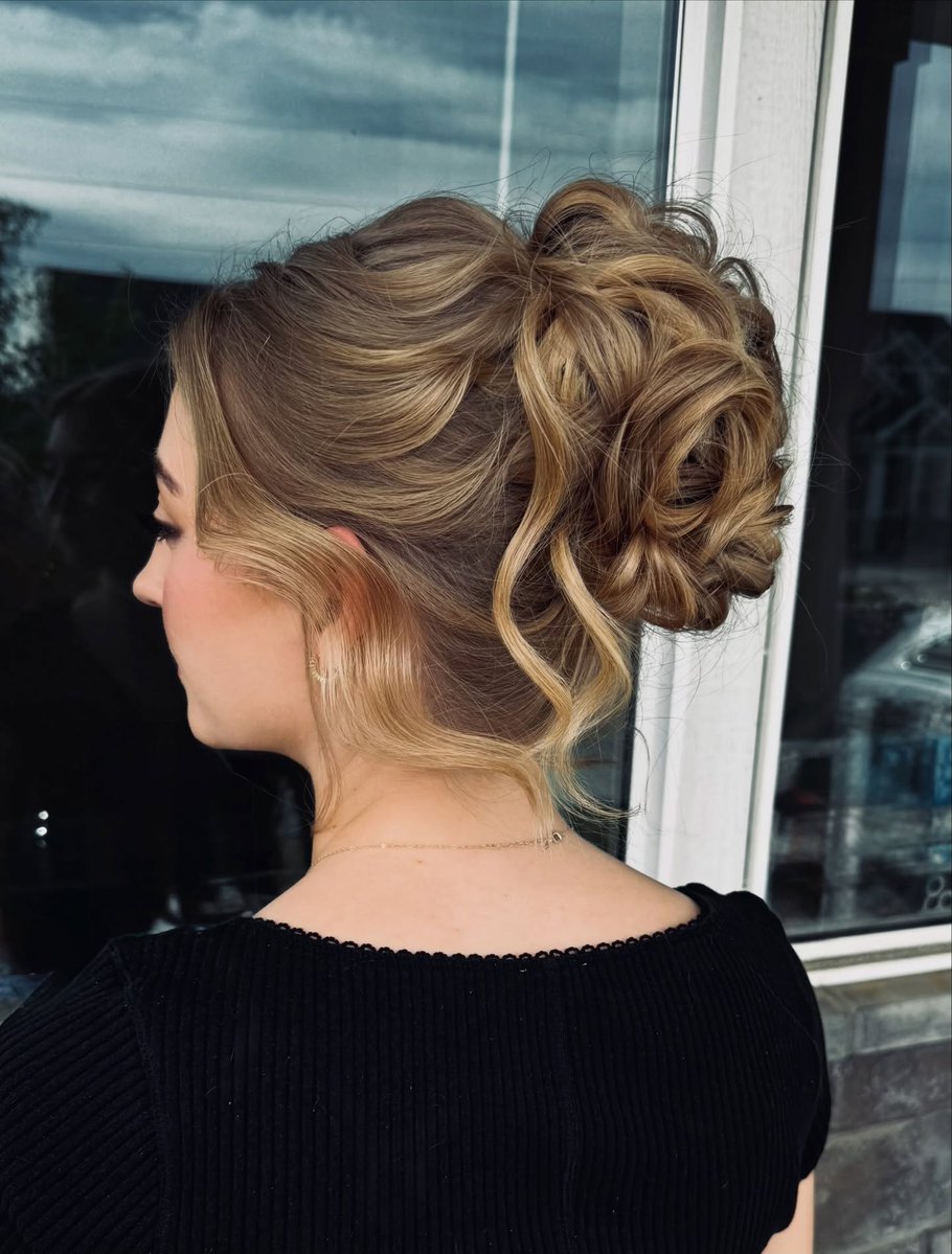 yagokingxd's tweet photo. Love is in the hair. Can’t get enough of this style. I can’t wait for her wedding! https://t.co/W64jXI5GxF
