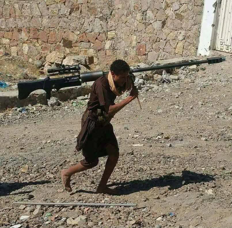 AlyfrsyAhmd's tweet photo. كرمًا اقرأ حتى النهاية: 
قال لي صديق يوم أمس أنا قلق لسقوط مواقع في جبل حبشي بتعز..
قلت له اطمئن لدي تجربة في تعز عام 2015م وعاد كان الشباب المقاوم يواجهون عتادًا عسكريًا لألوية عسكرية مدربة وسط المدينة نفسها وكنت حاضرًا في الحدث.. 
ذات مرة سقط موقع (تبّة الأخوين فندق الأخوين وسط المدينة وكانت كتيبة من الحرس تتبع الحوثي هي التي سيطرت عليه وتمركزت دبابة في الموقع وأحاط بالموقع مجاميع مدججين بالسلاح الثقيل والمتوسط.. كانت تأتينا الرصاص إلى شارع المغتربين الأعلى من الموقع وتمر الرصاصة بجانب الأذن كالموت المتسلل.. وتقع على جدار أو على خزان أو على أرض بجانبك.. ما بيننا وبينها إلا خطأ الرامي وقدر الله لا غير..
المهم 
تداعى الشباب وأقسموا بأن يستعيدوا الموقع ولو كلفهم أرواحهم لتأمين جزء مهم من المدينة.. وحصلت معركة حامية سقط فيها شهداء وقتل فيها قطيع من الحوثة ومن معهم من الحرس وتم تدمير الدبابة واسترجاع الموقع.. وكان الشهيد خالد الشميري أول الشهداء في تلك الملحمة..
وهذا الذي يحصل دائما وحصل في بقية المواقع التي يسيطر عليها الحوثي في تعز ذلك الحين تكون سببًا في انتفاض الشباب واسترجاعها وتحرير مواقع جديدة..حصل ذلك في حوض الأشرف وفي صينة والمرور وقلعة القاهرة  وصبر والضباب والمسراخ 

العبرة
استفزاز أبناء تعز وكسرهم في موقع فاتحة خير لأنهم سيتداعون من كل قرية وواد وجبل لاسترجاعه وتحرير مواقع جديدة وملاحقة مرتزقة الخميني لكل وادٍ..
في جبل حبشي خرجت الخاضنة التعزية الكريمة كلها ضد الحوثي وليس لواء النصر فقط.. كل أبناء المناطق تلك حملوا سلاحهم المتواضع وتحولوا إلى وحوش في الجبال والبراري للفتك بالحوثي..
لقد تحولت الجبال تلك إلى نيران وقبور تلتهم قطعان الغزاة بفضل الله.. الحوثي منبوذ مكروه تقاتله حتى الأحجار والأشجار في تعز.. وليس في تعز وحدها بل في المخا والخوخة والحديدة وإب وصنعاء ومأرب والجوف وصعدة وكل مكان..
لقد فتح الحوثي على نفسه باب الجحيم بفضل الله..
النصر حتمي بحول الله وفتح صنعاء بدأ من جبل حبشي في تعز والساحل وستعلمون غدًا أي منقلب ينقلبون..
والله أكبر..

*الصورة لمقاوم تعزّي حافي القدمين في عام 2015م أذاق الحوثي الموت ودعسه بقدمه المباركة..