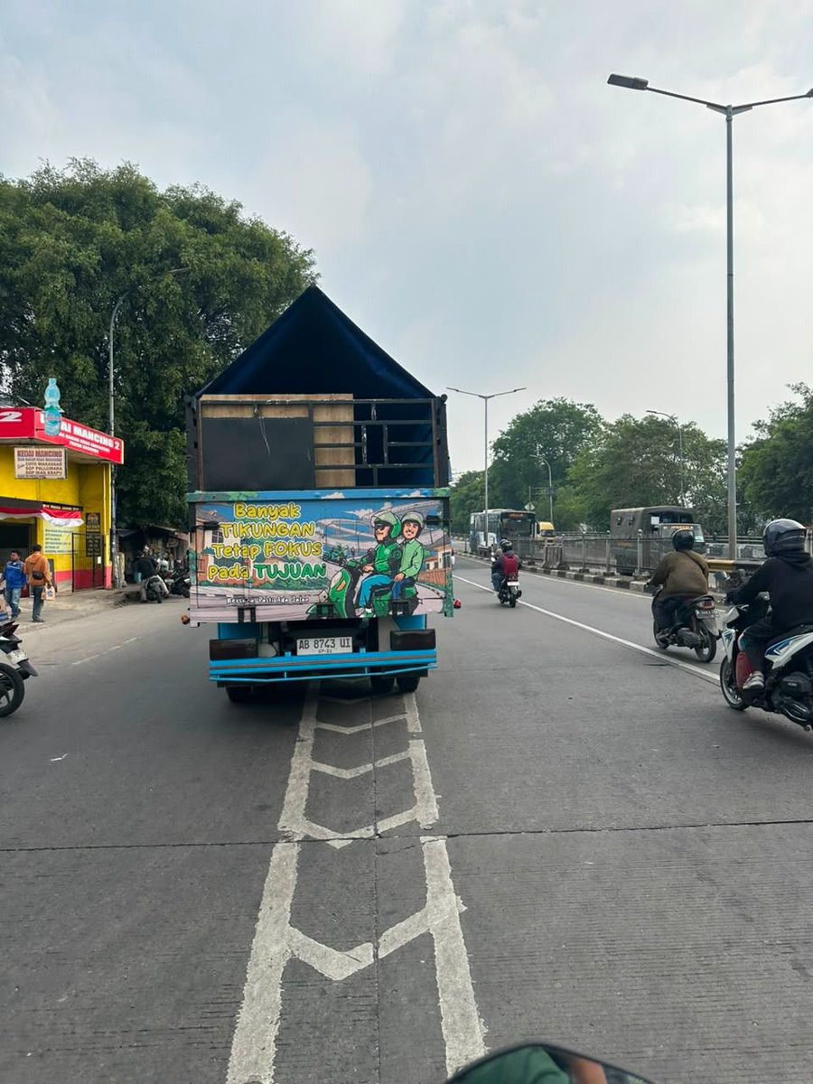 lasenight's tweet photo. ilustrasi di truk Gojek ini bikin mikir, ternyata jalanan bukan cuma soal macet dan perjalanan. ada cerita tentang orang-orang baik yang saling bantu di dalamnya. semoga makin banyak kebaikan yang terus berlanjut. Bersama #PastiAdaJalan https://t.co/4qXSkTk3Tc