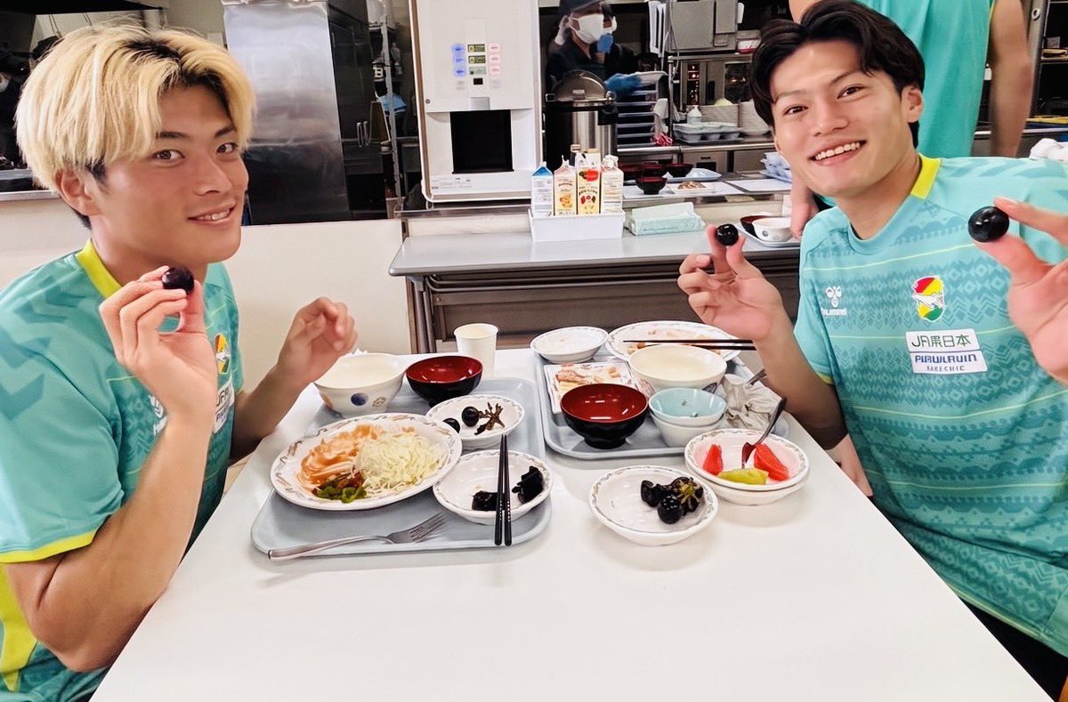 jef_united's tweet photo. 仙台から、おいしい秋の便りが届きました🍐🍇✨

アシストパートナーのJRフルーツパーク仙台あらはまさまより、旬の梨とぶどうを差し入れていただきました🎁🙌

みずみずしい梨と甘いぶどうは、選手・スタッフにも大好評😋🍐🍇
あっという間においしくいただきました！

温かいお心遣いをありがとうございました💛💚

#JRフルーツパーク仙台あらはま
#jefunited
#WINBYALL