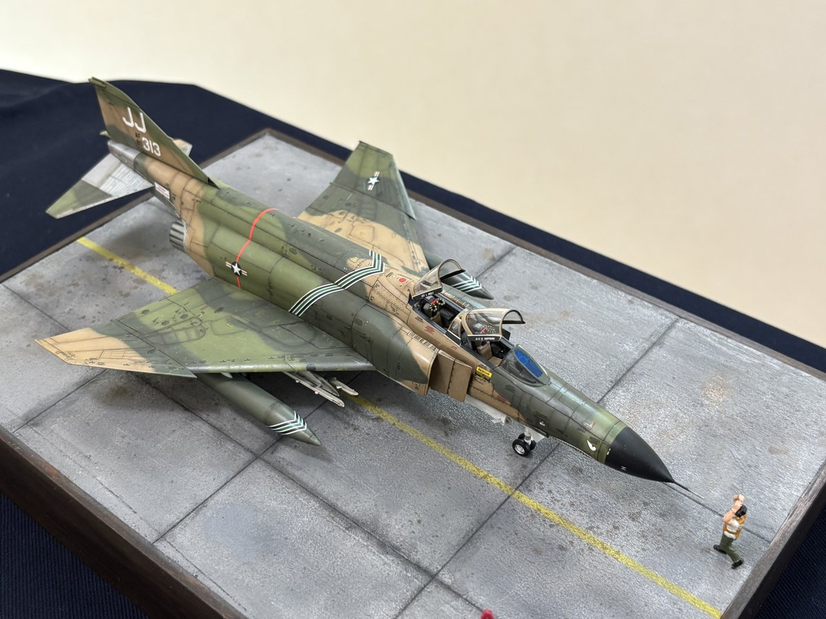 ryusan95348886's tweet photo. [完成]
ファインモールド　1/72 F-4E 
箱絵のような重厚感のあるベトナムファントムを求めて製作。迷彩の褪色は新たに身につけたウェザリングカラーの活用で油彩オンリーよりも表現のリアリティが上がった。特徴的なエンジン部の焼け表現も塗装で再現。満足のいく一機となった。 https://t.co/lbySc523ic