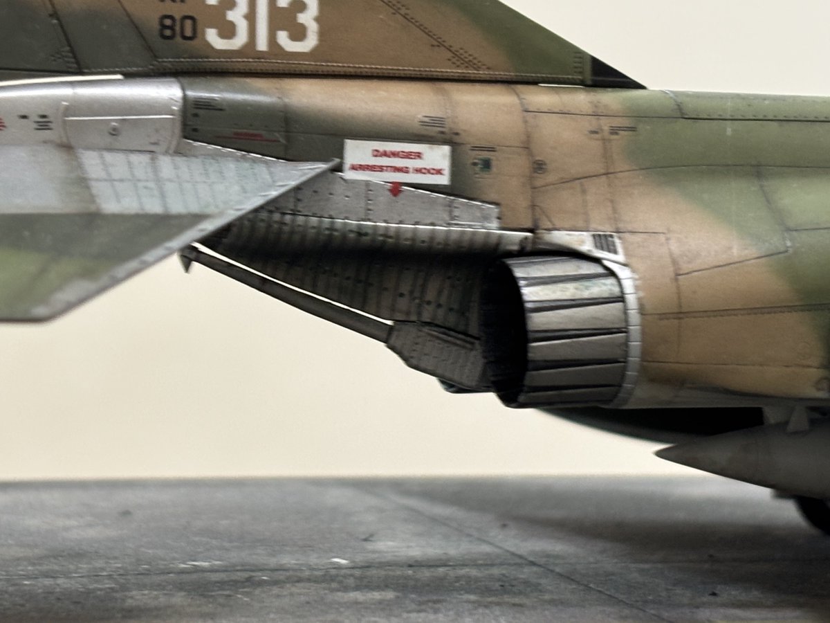ryusan95348886's tweet photo. [完成]
ファインモールド　1/72 F-4E 
箱絵のような重厚感のあるベトナムファントムを求めて製作。迷彩の褪色は新たに身につけたウェザリングカラーの活用で油彩オンリーよりも表現のリアリティが上がった。特徴的なエンジン部の焼け表現も塗装で再現。満足のいく一機となった。 https://t.co/lbySc523ic