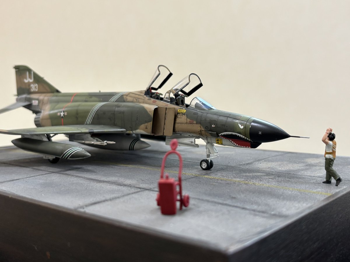 ryusan95348886's tweet photo. [完成]
ファインモールド　1/72 F-4E 
箱絵のような重厚感のあるベトナムファントムを求めて製作。迷彩の褪色は新たに身につけたウェザリングカラーの活用で油彩オンリーよりも表現のリアリティが上がった。特徴的なエンジン部の焼け表現も塗装で再現。満足のいく一機となった。 https://t.co/lbySc523ic