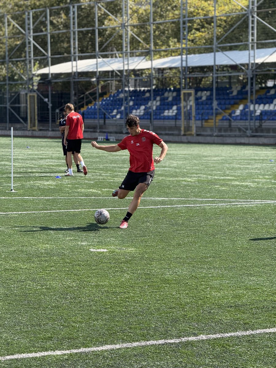 galataspork's tweet photo. Takımımız, Teknik Direktörümüz Özcan Sert yönetiminde tesislerimizde gerçekleştirdiği antrenmanla Pazarspor maçı hazırlıklarını tamamladı. ✅ https://t.co/4SxZE5rgph