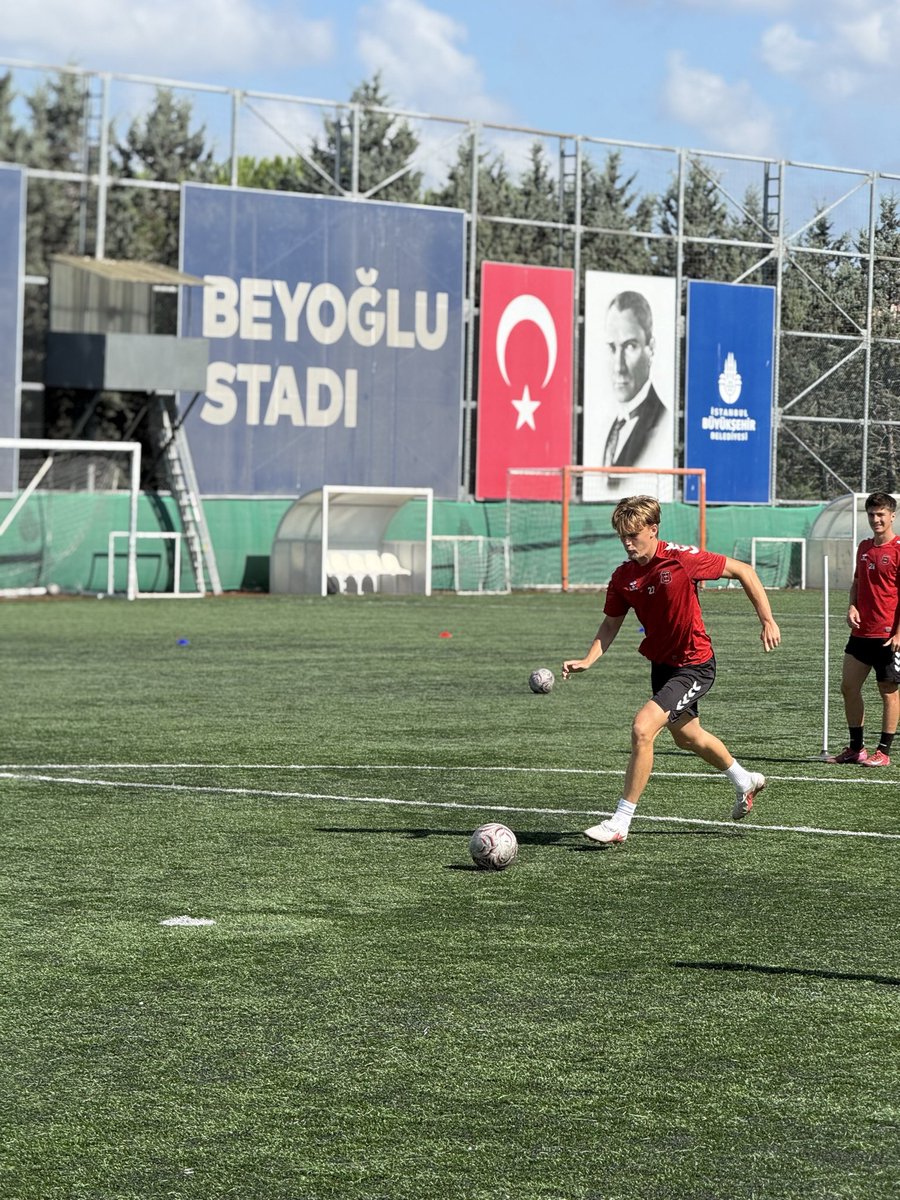galataspork's tweet photo. Takımımız, Teknik Direktörümüz Özcan Sert yönetiminde tesislerimizde gerçekleştirdiği antrenmanla Pazarspor maçı hazırlıklarını tamamladı. ✅ https://t.co/4SxZE5rgph