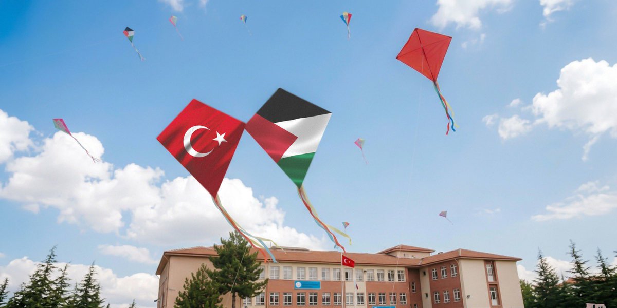tcmeb's tweet photo. 🪁 Uçurtmalar, Gazzeli Çocuklar İçin Gökyüzüne Umutla Yükselecek 🎈

📌 2026-2027 eğitim öğretim yılının başlamasıyla birlikte Gazze’de yaşananlara ve dünyanın farklı bölgelerinde yaşayan çocukların karşı karşıya kaldıkları sorunlara yönelik duyarlılığı artırmak ve çocukların umudunu gökyüzüne taşımalarını sağlamak amacıyla “Uçurtmalar Vurulmasın, Gökyüzü Çocuklara Kalsın” etkinliği, 14-18 Eylül tarihleri arasında, valiliklerin koordinesinde öğrencilerin güvenli katılımına uygun olarak il merkezlerinde belirlenecek alanlarda yapılacak.

📌 Etkinlikler, “Çocuklar Oyun Oynamalıdır!”, “Çocuklar Güven İçinde Büyümelidir!”, “Eğitim Her Çocuğun Hakkıdır!” ve “Hiçbir Çocuk Geride Bırakılmamalıdır!” olmak üzere dört tema çerçevesinde gerçekleşecek.

👉🏻 https://t.co/GEwtg2lDhF