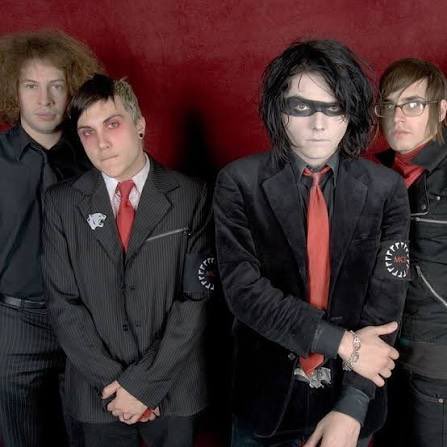 rycbaryana's tweet photo. Yang mau nonton MCR, ada ide bagus buat jadiin pelengkap kostum era Three Cheers For Sweet Revenge niih 😏😏 

https://t.co/n76oSJstDF https://t.co/rbwxjUKFr9