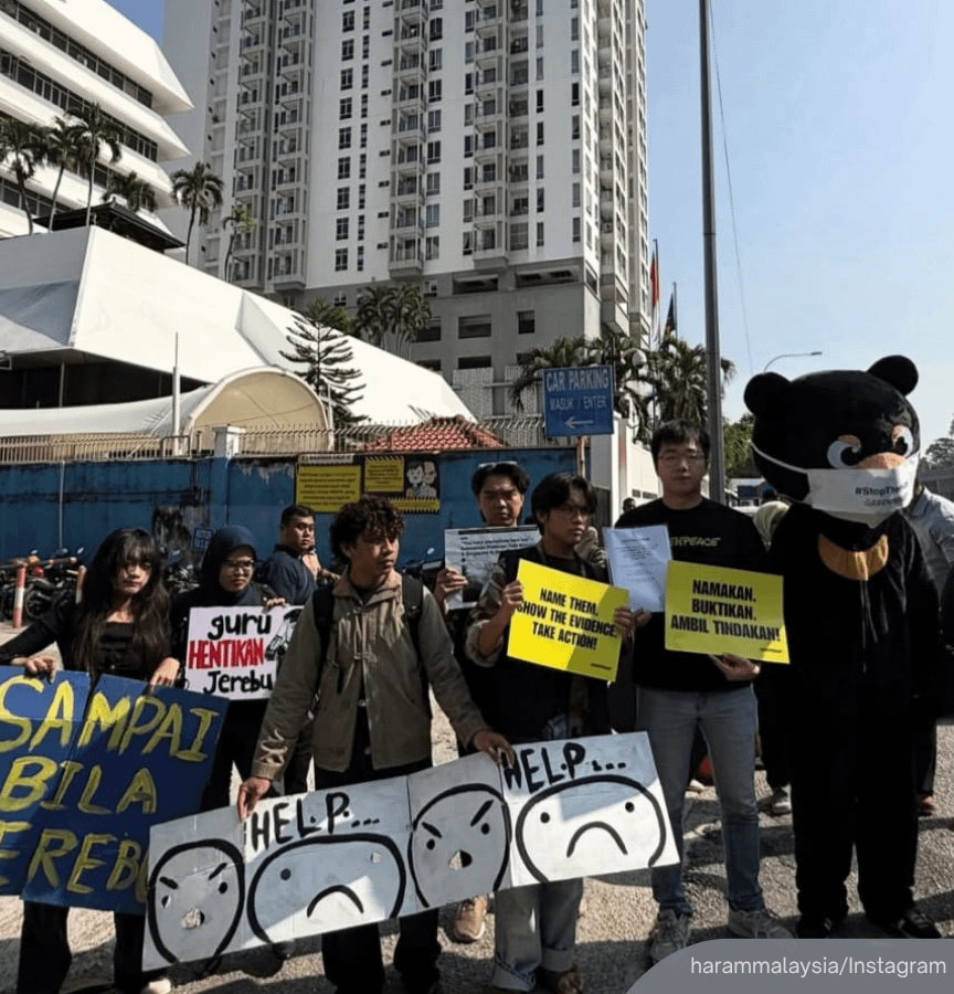 NewsBFM's tweet photo. Green activitists urged Indonesia to reveal the names of companies, particularly Malaysian-owned firms, linked to regional forest fires and open burning.

"Jika syarikat Malaysia terbabit, kami akan menuntut kerajaan kami mengambil tindakan. Jerebu tidak berhenti di sempadan Indonesia," said Greenpeace Malaysia.

🧵1