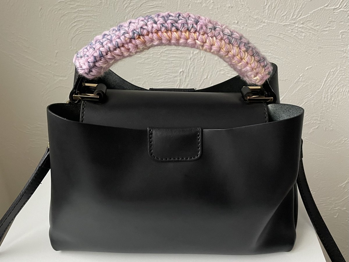 LIBERTEetDOUCE's tweet photo. かごバッグのときと同じく持ち手にカバーをつけた👜🧶
昨年のごしょう産業さんのごしょうマーケットで買ったなないろ彩色ネオンカラーの06番色と、
先日買ったユザワヤさんのスウィートコットン6番色の引き揃えでひたすら細編み🫶 https://t.co/SgqGI2gWBL
