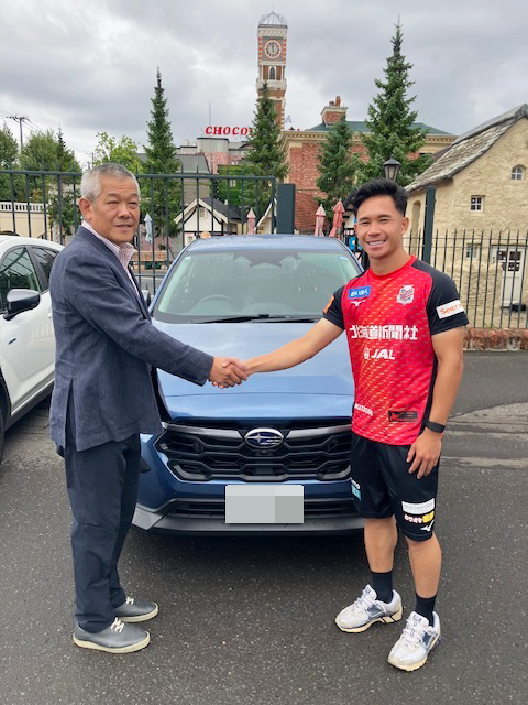 consaofficial's tweet photo. 選手たちの移動を、心強いパートナー様がサポート🚗
クラブパートナーの(有)真嶋内装様より、車両2台ご提供いただいております！

1台はスパチョーク選手が愛用中✨
そしてこのたび、もう1台をキムゴヌン選手が使用することとなりました🤝

選手たちが日々トレーニングや試合に向けて活動する中で、快適な移動環境を提供していただけることは、クラブにとっても大きな支えとなっています。

(有)真嶋内装様、素敵な車両をご提供していただき、ありがとうございます！！

(有)真嶋内装様のHPはこちら⏬
https://t.co/6h5PX0jShK
