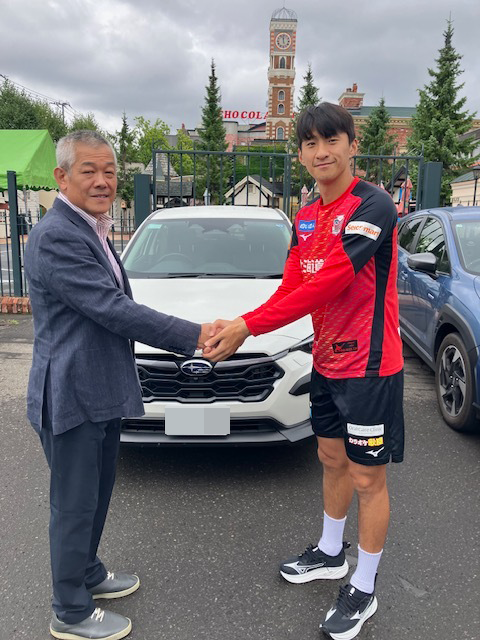 consaofficial's tweet photo. 選手たちの移動を、心強いパートナー様がサポート🚗
クラブパートナーの(有)真嶋内装様より、車両2台ご提供いただいております！

1台はスパチョーク選手が愛用中✨
そしてこのたび、もう1台をキムゴヌン選手が使用することとなりました🤝

選手たちが日々トレーニングや試合に向けて活動する中で、快適な移動環境を提供していただけることは、クラブにとっても大きな支えとなっています。

(有)真嶋内装様、素敵な車両をご提供していただき、ありがとうございます！！

(有)真嶋内装様のHPはこちら⏬
https://t.co/6h5PX0jShK