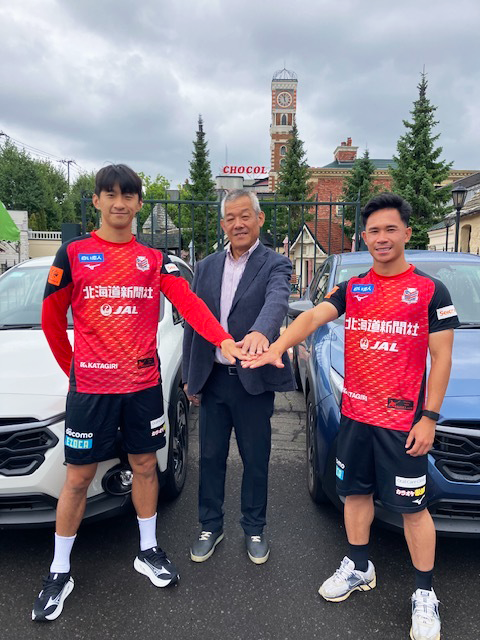 consaofficial's tweet photo. 選手たちの移動を、心強いパートナー様がサポート🚗
クラブパートナーの(有)真嶋内装様より、車両2台ご提供いただいております！

1台はスパチョーク選手が愛用中✨
そしてこのたび、もう1台をキムゴヌン選手が使用することとなりました🤝

選手たちが日々トレーニングや試合に向けて活動する中で、快適な移動環境を提供していただけることは、クラブにとっても大きな支えとなっています。

(有)真嶋内装様、素敵な車両をご提供していただき、ありがとうございます！！

(有)真嶋内装様のHPはこちら⏬
https://t.co/6h5PX0jShK