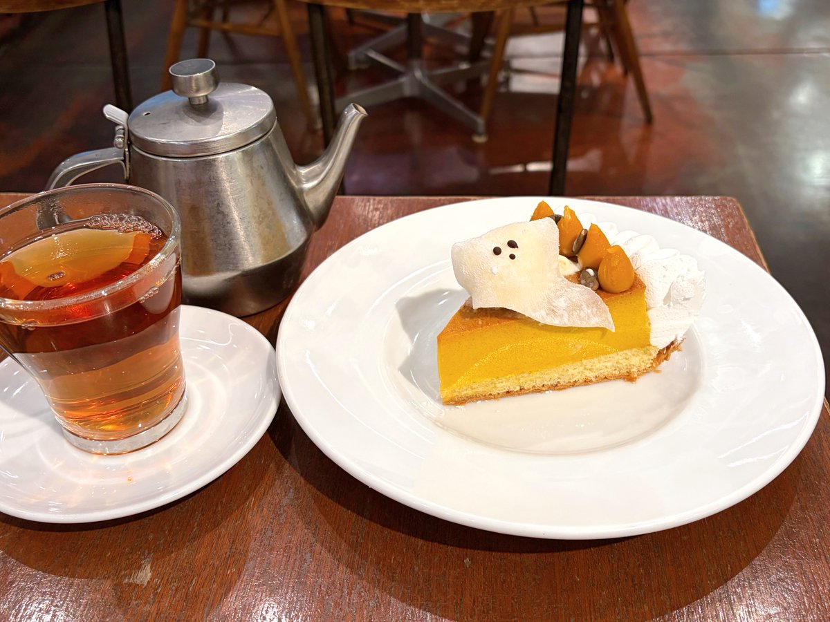 ao_tim21's tweet photo. cafe&amp;books bibliotheque 📍梅田

ハロウィンおばけのかぼちゃプリンパイ
金木犀の紅茶

かぼちゃプリンはなめらか。優しい甘さとスパイス。かぼちゃペーストは濃厚。スポンジはしっとり。キャラメルの香り。パイは薄めでさくさく。もちもち求肥の中はアイスクリーム。美味しい。 https://t.co/fis5tXkZxQ