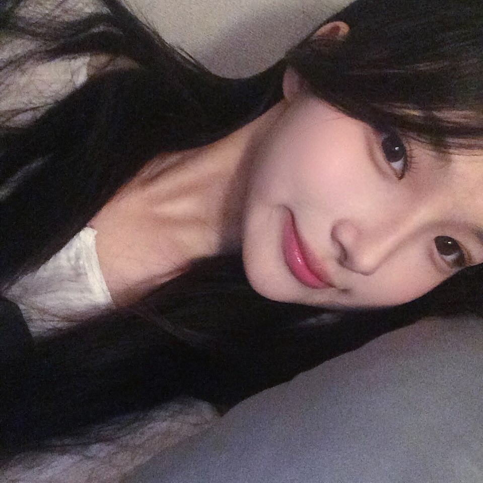 lol4589's tweet photo. 你们会找玩推特的女生当女朋友吗 https://t.co/syJW0reAEF