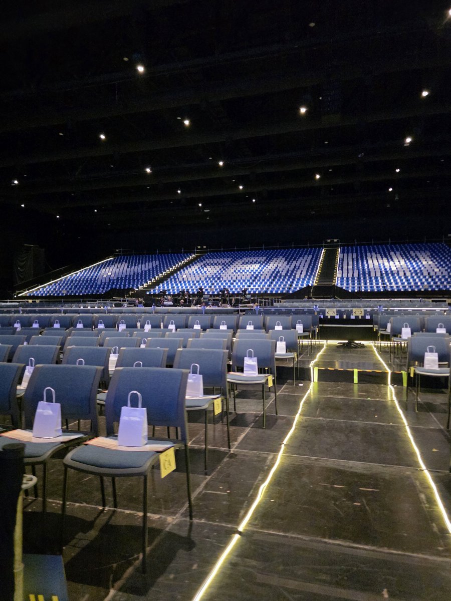 staugustfengyue's tweet photo. พี่ลอรีอัล เสี่ยโรเมน ไม่เคยทำให้เมต้องอายใครอะ กุให้ กุยอม โฮรรรรร

#geminiconcertd1
#geminiconcert
#เจมีไนน์ #Gemini_NT https://t.co/CfH6f1GGVH