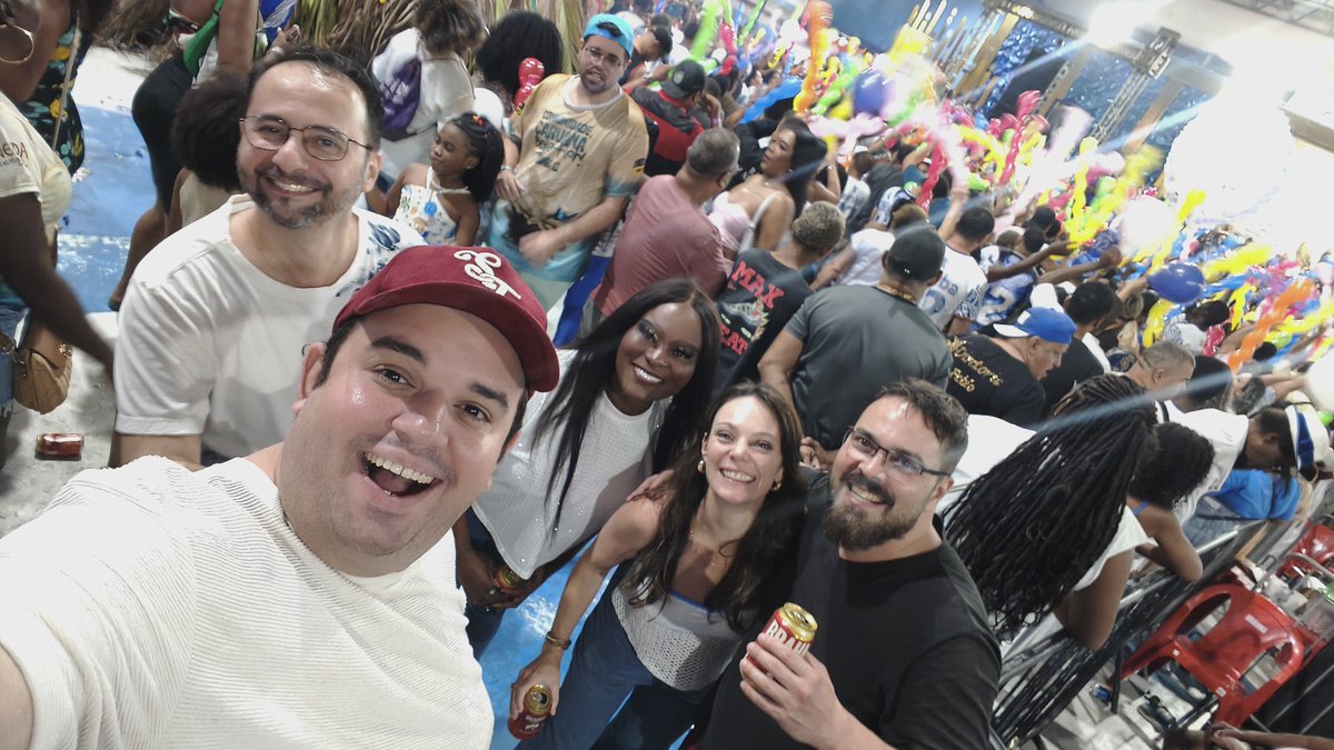 LucasCorsino's tweet photo. Vocês tem noção que eu levei a Karin, Thiago e Anelita pra quadra da Beija Flor hoje? E foi sensacional tá? Amooooo #wickedrio https://t.co/CERNjfZE7z