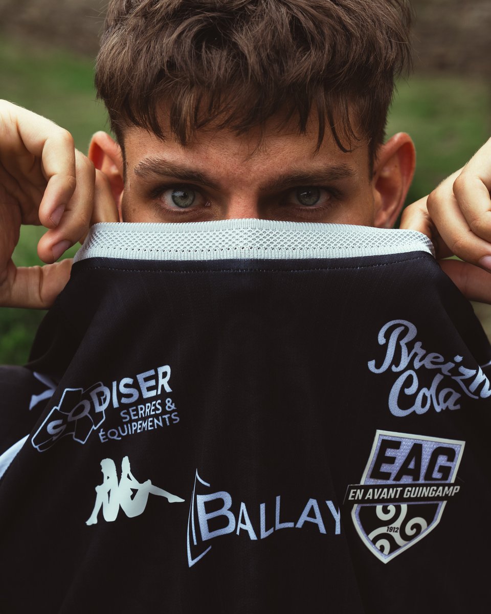 EAGuingamp's tweet photo. Parés de n𝖔ir. Prêts pour la b𝖆taille. ⚔️🖤

Clad in bl𝖆ck. Ready for b𝖆ttle.

Le troisième maillot Kappa France d’𝗘𝗻 𝗔𝘃𝗮𝗻𝘁.
The new 𝗘𝗻 𝗔𝘃𝗮𝗻𝘁 𝗚𝘂𝗶𝗻𝗴𝗮𝗺𝗽 third shirt by @KappaFrance.

#TeamEAG #WarRaok https://t.co/687gW3MogK