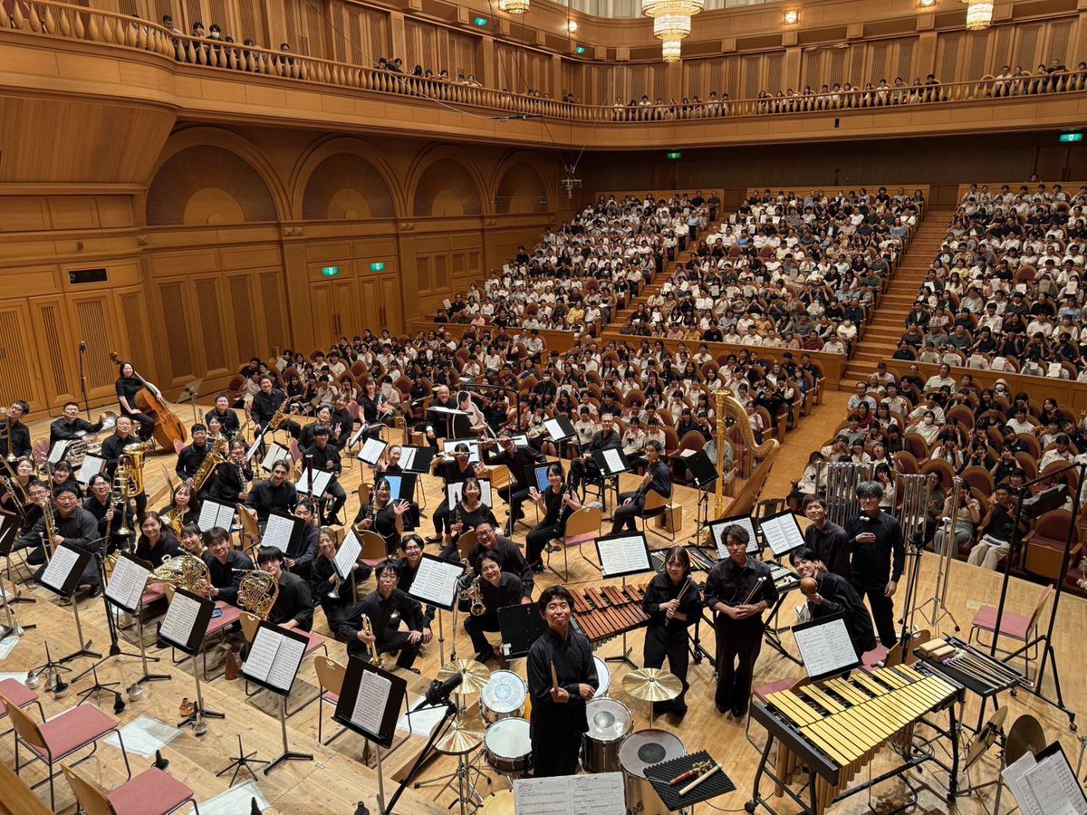 kuboken_pauker's tweet photo. 今日���午前中にようやく全て片付けが終わった…ということで２日前はGAJAでした！セクション全員頑張り&amp;多くのご来場に感謝❣️
アンコール２曲目は撮影拡散OKで…と
この方からの動画アングルだと眞介さんと堀江氏がぴったりフィット、流石😂
初めて実物見たパネル、真似してみても全然、様にならない🫠 https://t.co/2V0gLZGL77