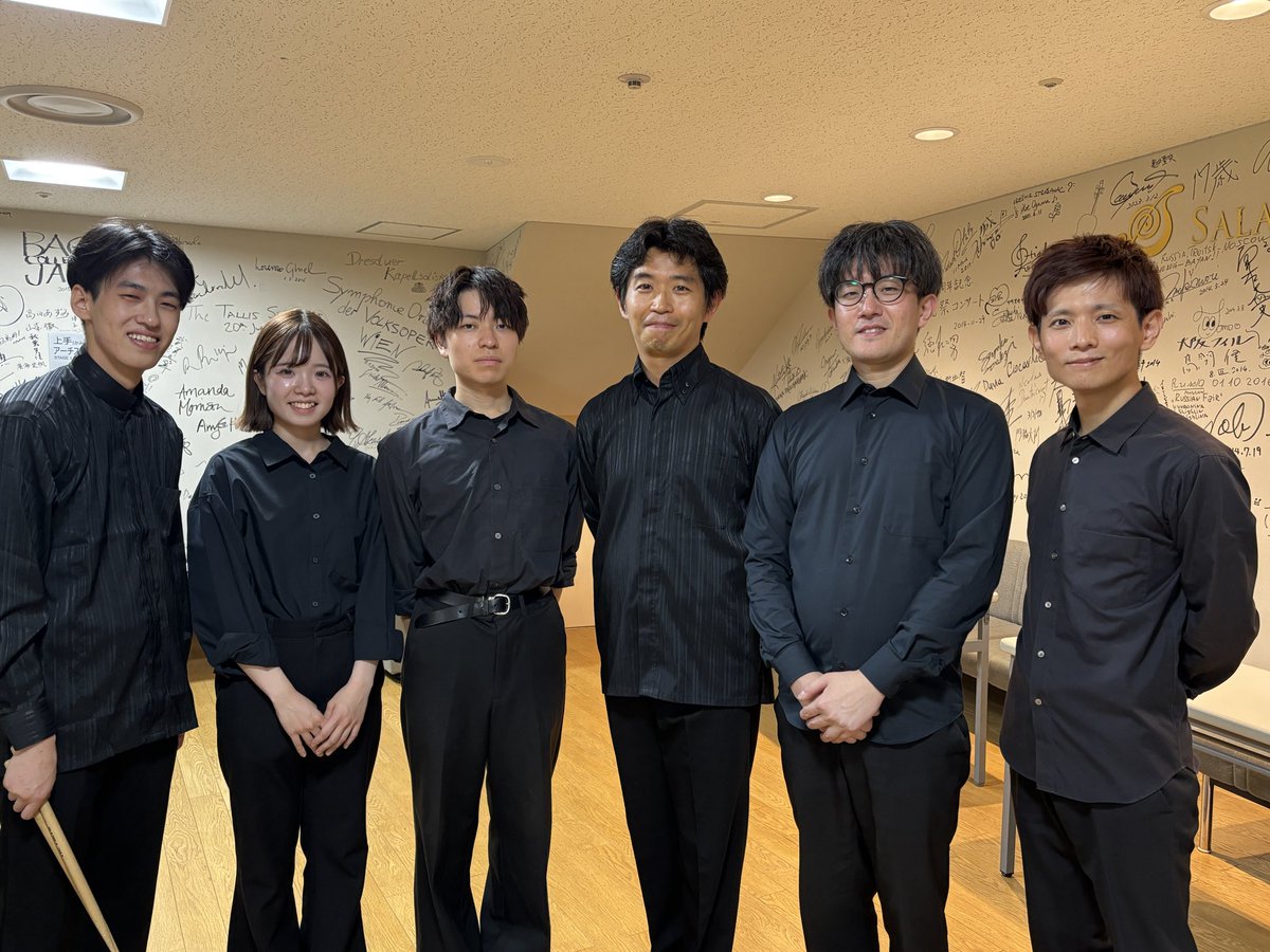 kuboken_pauker's tweet photo. 今日���午前中にようやく全て片付けが終わった…ということで２日前はGAJAでした！セクション全員頑張り&amp;多くのご来場に感謝❣️
アンコール２曲目は撮影拡散OKで…と
この方からの動画アングルだと眞介さんと堀江氏がぴったりフィット、流石😂
初めて実物見たパネル、真似してみても全然、様にならない🫠 https://t.co/2V0gLZGL77